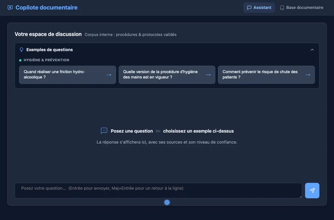 Une question est posée à l'assistant documentaire, la réponse s'écrit en citant le document et sa version, et le panneau des sources signale qu'une version périmée existe.